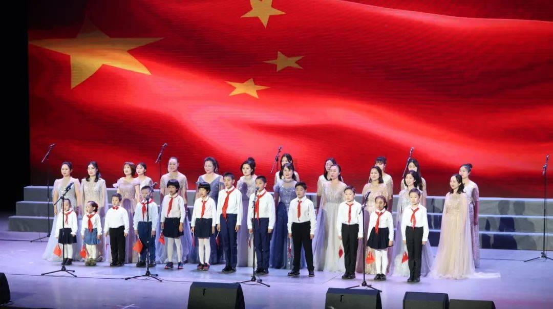 时尚拼接牛仔裤